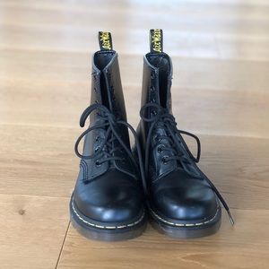 Dr. Martens Women’s 1460 in Smooth Black